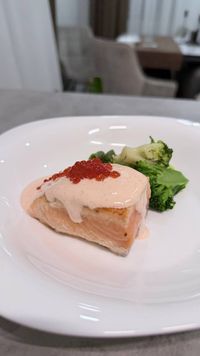 Не удержалась и закинула на сковородку по небольшому кусочку лосося..на ужин